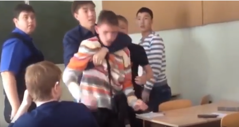 شاهد: طالب يهاجم الأستاذ بالصف والزملاء يفضون الاشتباك