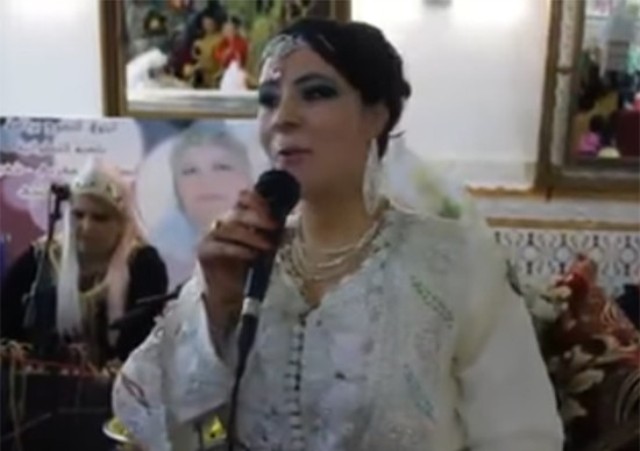 هدية غير متوقعة من عروس عربية لأمها في يوم زفافها