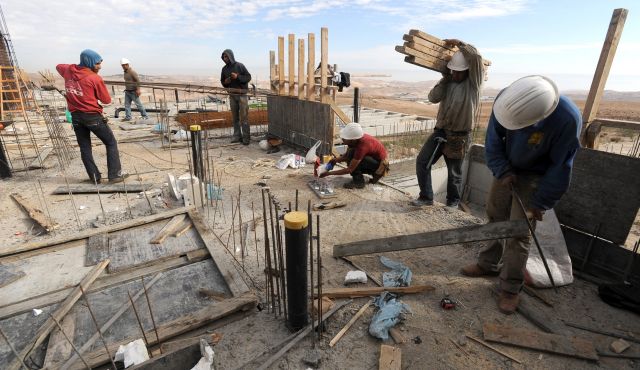 عقوبات ضد كل إسرائيلي يوظف فلسطيني دون تصريح