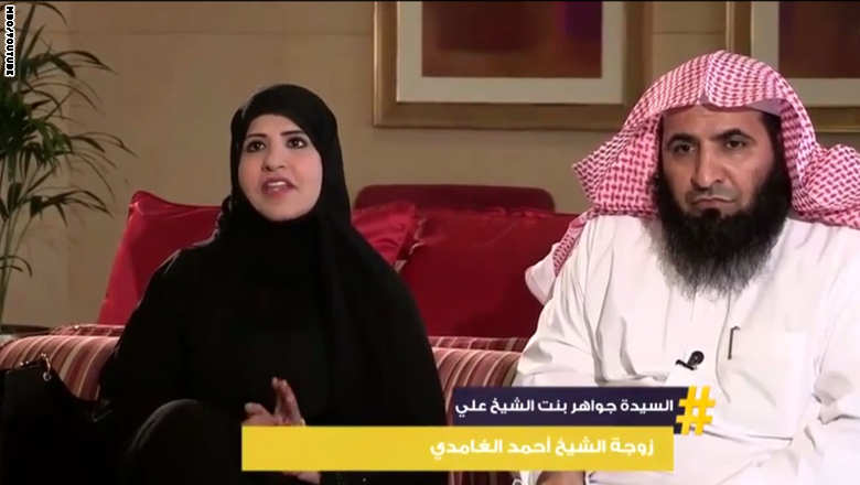 تعليقًا على ظهور زوجة الغامدي بدون حجاب..الكلباني: رأي السعوديين بالحجاب تعرفه في السفر