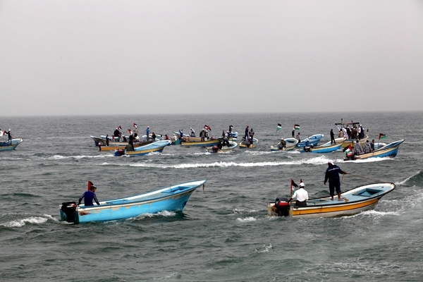 الاحتلال يطلق النار على مراكب الصيادين في بحر غزة
