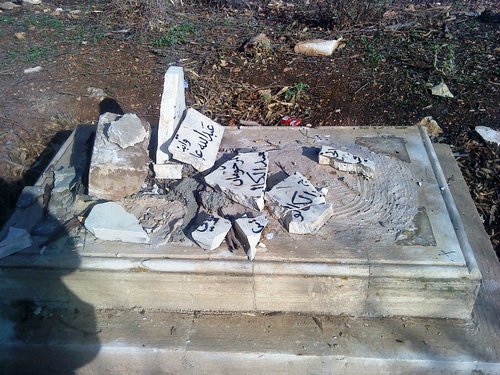 قوات الاحتلال تقتحم باب الرحمة وتنبش وتحطم شواهد قبور بالقدس القدس