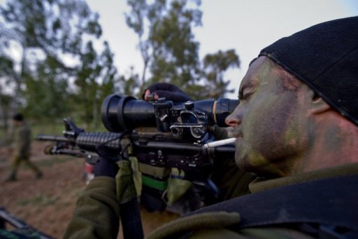بالفيديو: جندي إسرائيلي يقنص مواطناً فلسطينياً أعزلاً قناص اسرائيلي