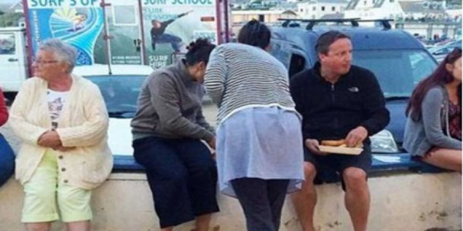 ديفيد كاميرون يجلس حافياً على أحد أرصفة بريطانيا