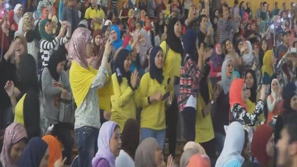 بالفيديو: رقص جماعي لطلاب.. والجامعة تحقق
