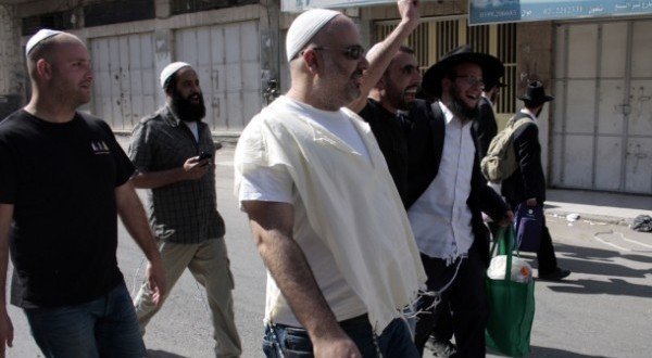 مستوطنون يحطمون أبواب محلات تجارية في الخليل مستوطنون يحطمون أبواب محلات تجارية