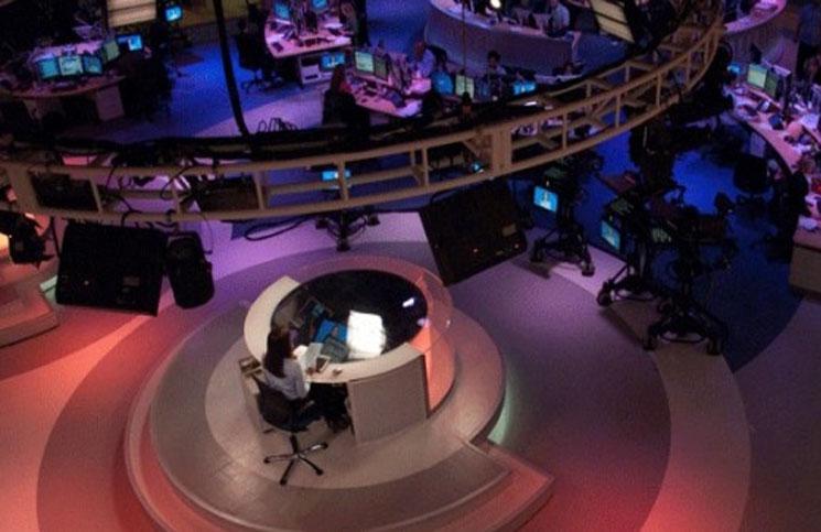 بالفيديو: مذيعة تصاب بالاختناق على الهواء