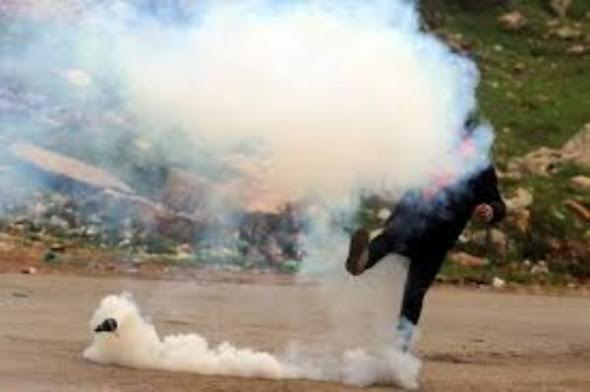 غاز إسرائيلي مجهول يفتك بالمتظاهرين الفلسطينيين غاز إسرائيلي مجهول يفتك بالمتظاهرين الفلسطينيين