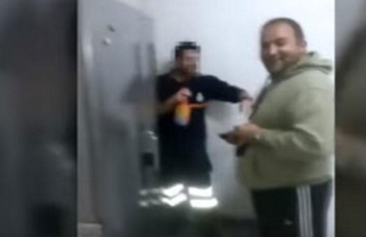 مزاح ضابط شرطة مع صديقه يتسبب في إقالته