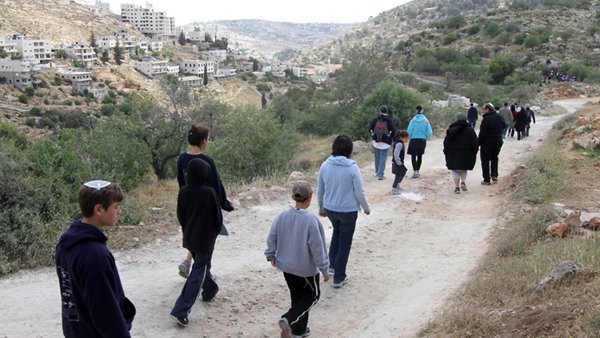 مستوطنون يعتدون على مداخل بلدات الخليل صورة أرشيفية