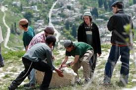 مستوطنون يطاردون مركبة إنقاذ فلسطينية شرق يطا مستوطنون