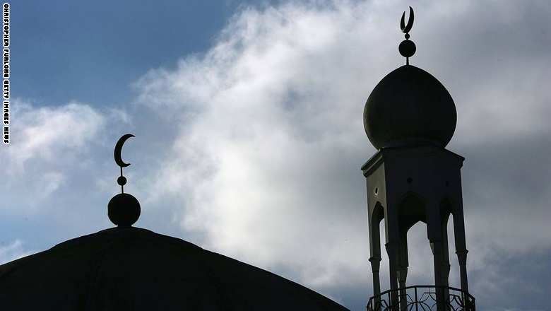 إضرام النار أمام مسجد في فرنسا ورسم علامات النازية على جداره