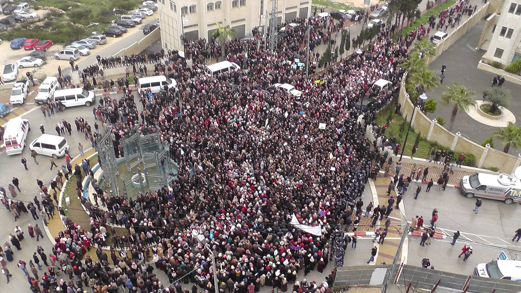 المعلمون يعلنون مواصلة الإضراب بعد منعهم من الاعتصام