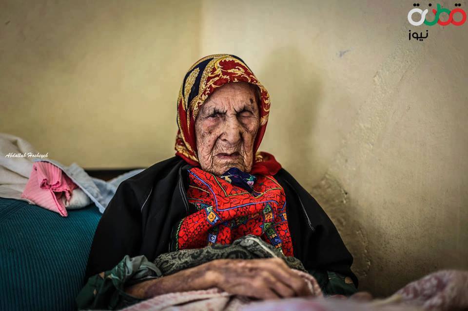 وفاة معمّرة فلسطينية (106 أعوام) من قطّنة صورة المعمرة
