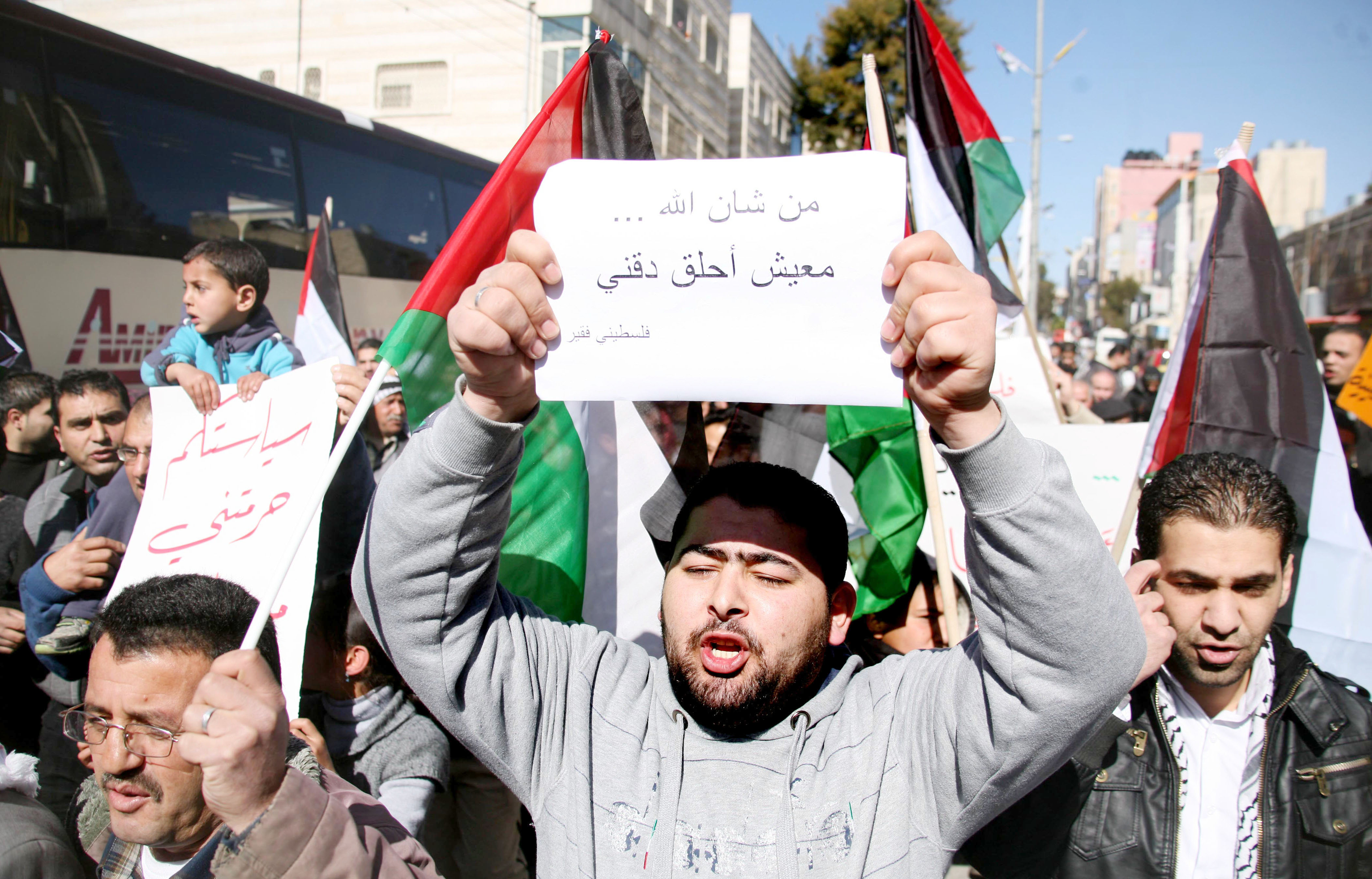 "الضرائب"..طريقة حماس في تأمين رواتب موظفيها الضرائب