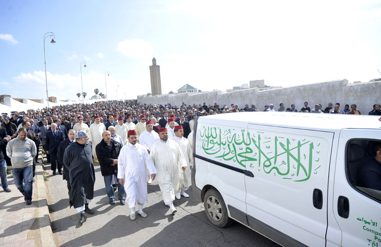 مغربي أقاموا له جنازة وهو حيّ يرزق يؤدي العُمرة في السعوديّة