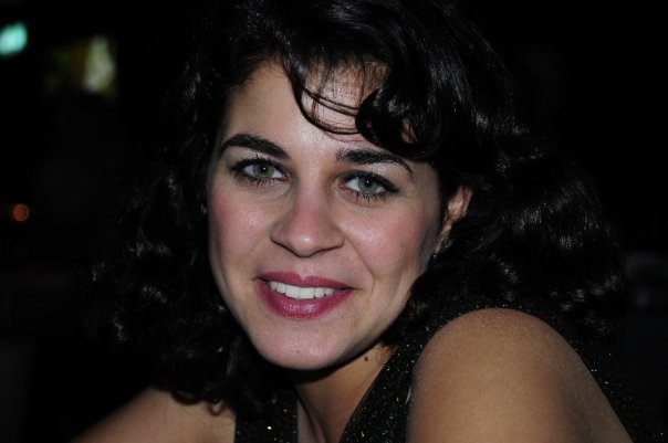 منى هلا في أوضاع مُخلة مع صديقها وترد على منتقديها بألفاظ بذيئة