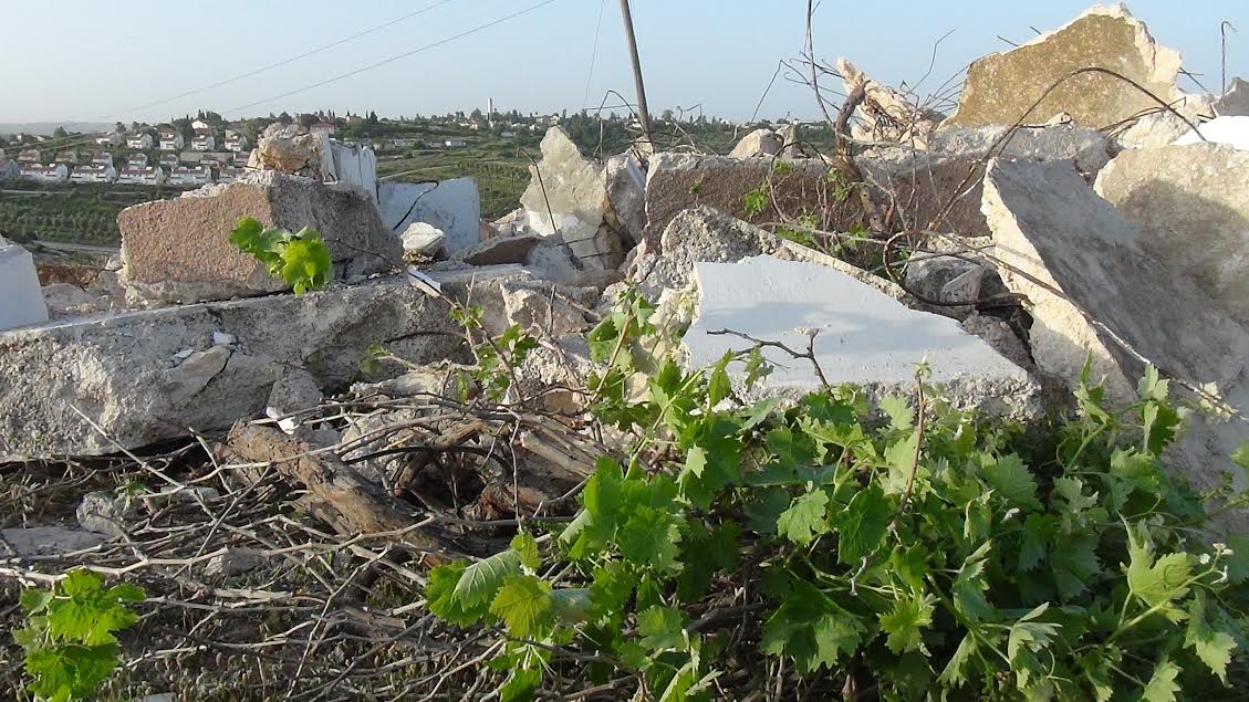 الاحتلال يطمر أراضي زراعية بأكوام تراب جنوب بيت لحم