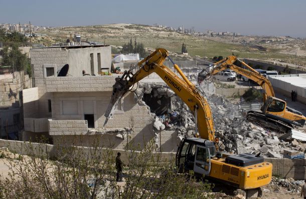 الاحتلال يهدم جزءا من بناية سكنية في القدس عملية هدم جزئية في القدس