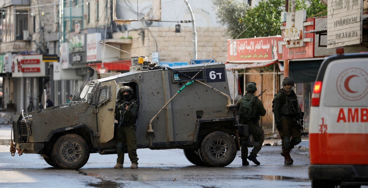 إعلام عبري: مسلحون فلسطينيون فجّروا عبوة ناسفة في قوة إسرائيلية اقتحمت مخيم جنين بالضفة الغربية