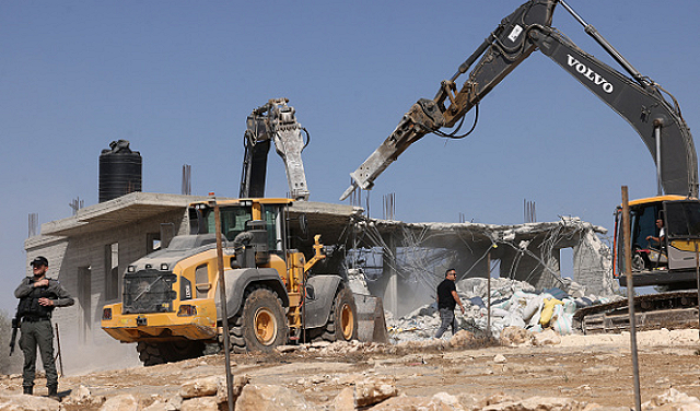 تصعيد بالضفة: هدم منازل بالخضر، اعتقالات واسعة، واستيلاء على منزل بالخليل