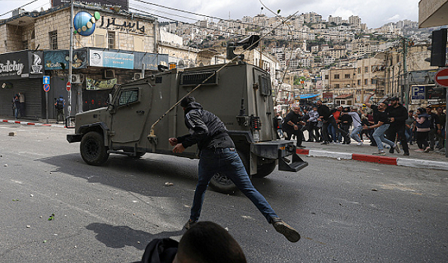 حملة اعتقالات واعتداءات واسعة للاحتلال والمستوطنين بالضفة