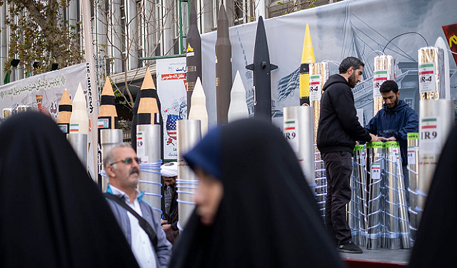 إسرائيل تتابع بـ"قلق"... تقرير: إيران تقترب وتعمل بوتيرة متسارعة لاستعادة مخزونها الصاروخي