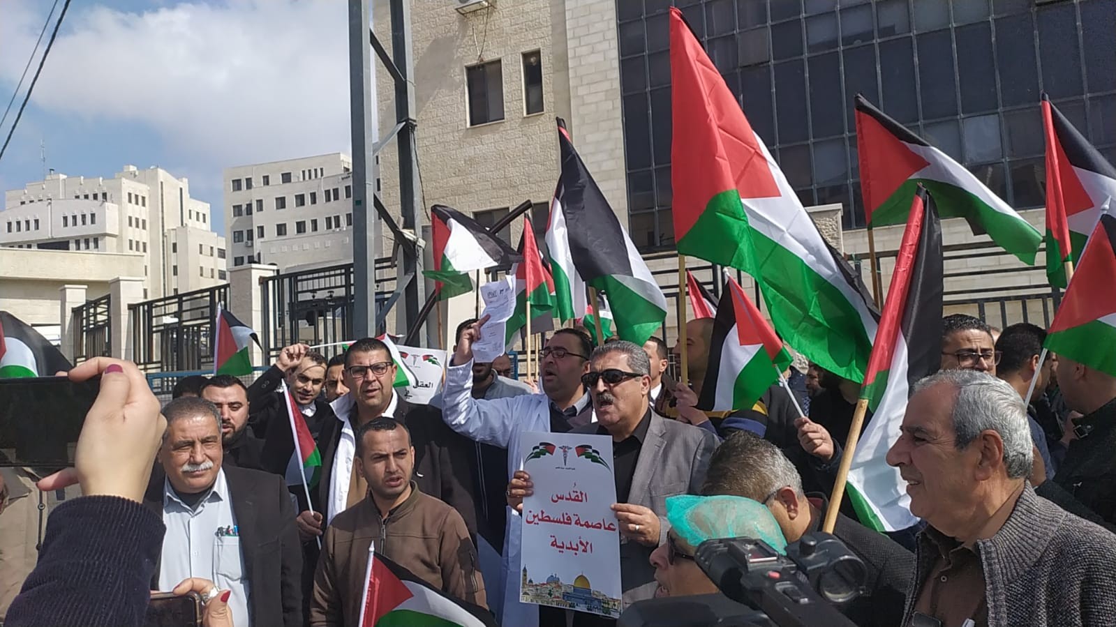 النقابات الصحية تصعد ضد الحكومة: تقليص للداوم وتهديد بالإغلاق الكامل