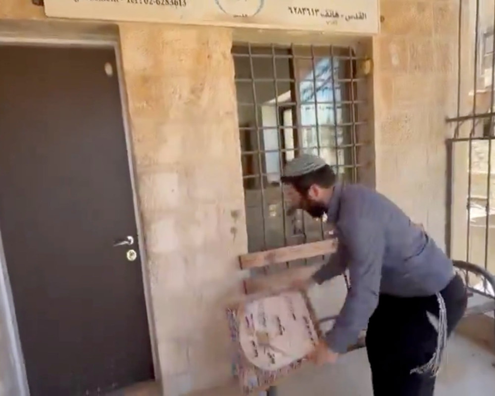 نائب إسرائيلي يقتحم مدرسة في القدس ويتوعد بإغلاق المؤسسات التعليمية الفلسطينية