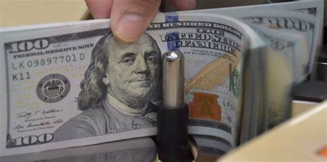 الدولار يصعد مع زيادة التوقعات برفع أسعار الفائدة