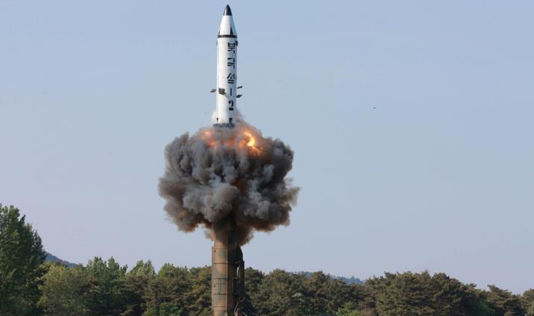 كوريا الشمالية تطلق صاروخين بالستيين سقطا ببحر اليابان