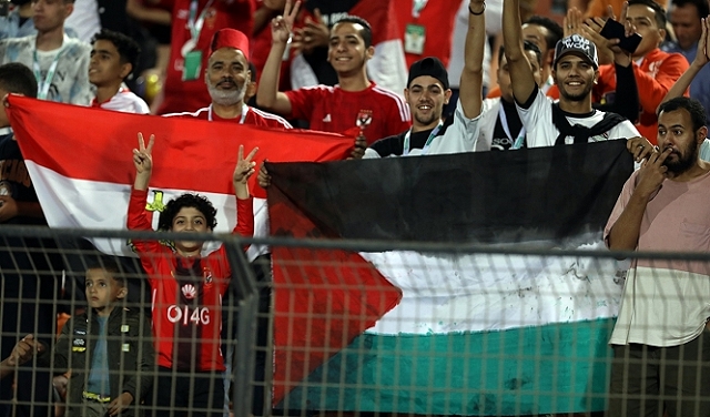 الجماهير المصرية ترفع العلم الفلسطيني في المباراة مع جيبوتي