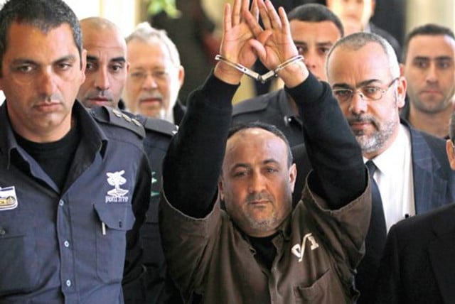8 من قدامى الأسرى الفلسطينيين في سجون الاحتلال
