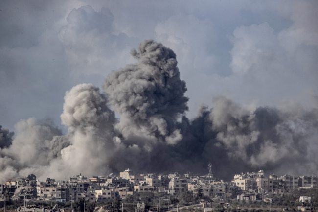 وفد من الاحتلال يصل القاهرة وآخر يغادر الدوحة.. واشنطن ترى “تقدمًا” في المفاوضات، و”حماس”:  لم نتلق جديداً 