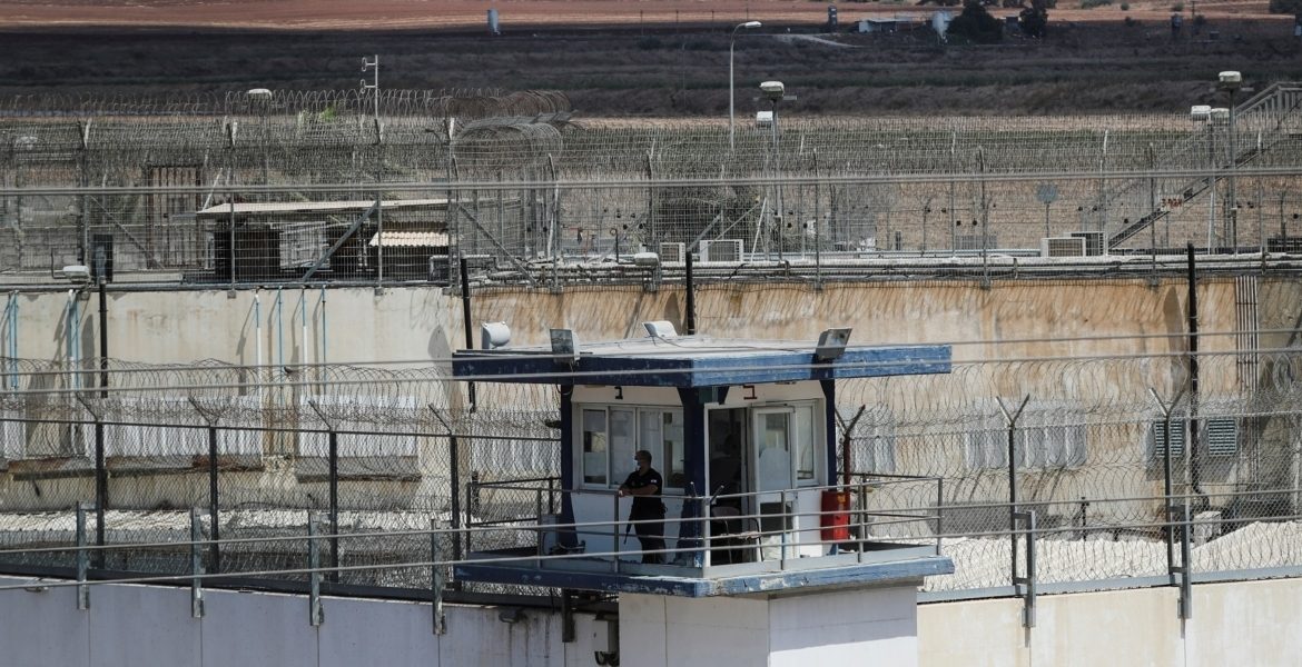 استنكار فلسطيني للاعتداء على أسير بسجن إسرائيلي.. وحماس تطالب بتحقيق دولي في “انتهاكات” الاحتلال