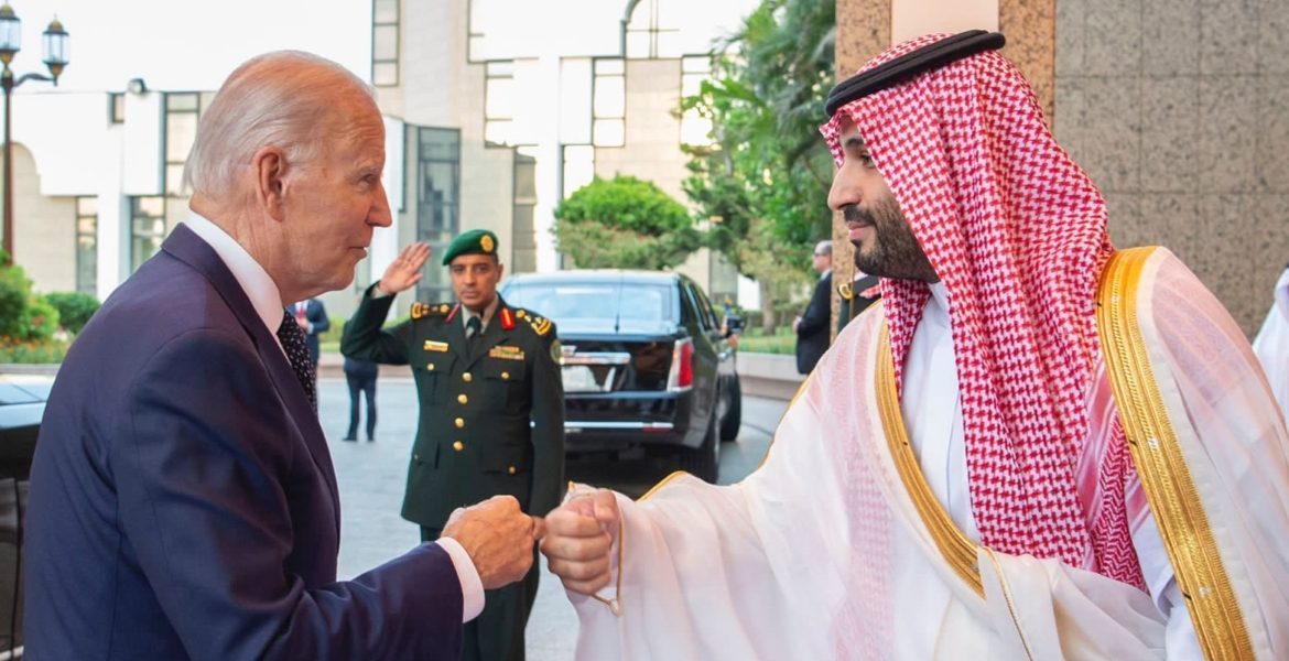رويترز: إدارة بايدن سترفع حظرًا استمر 3 سنوات على بيع الأسلحة الهجومية للسعودية