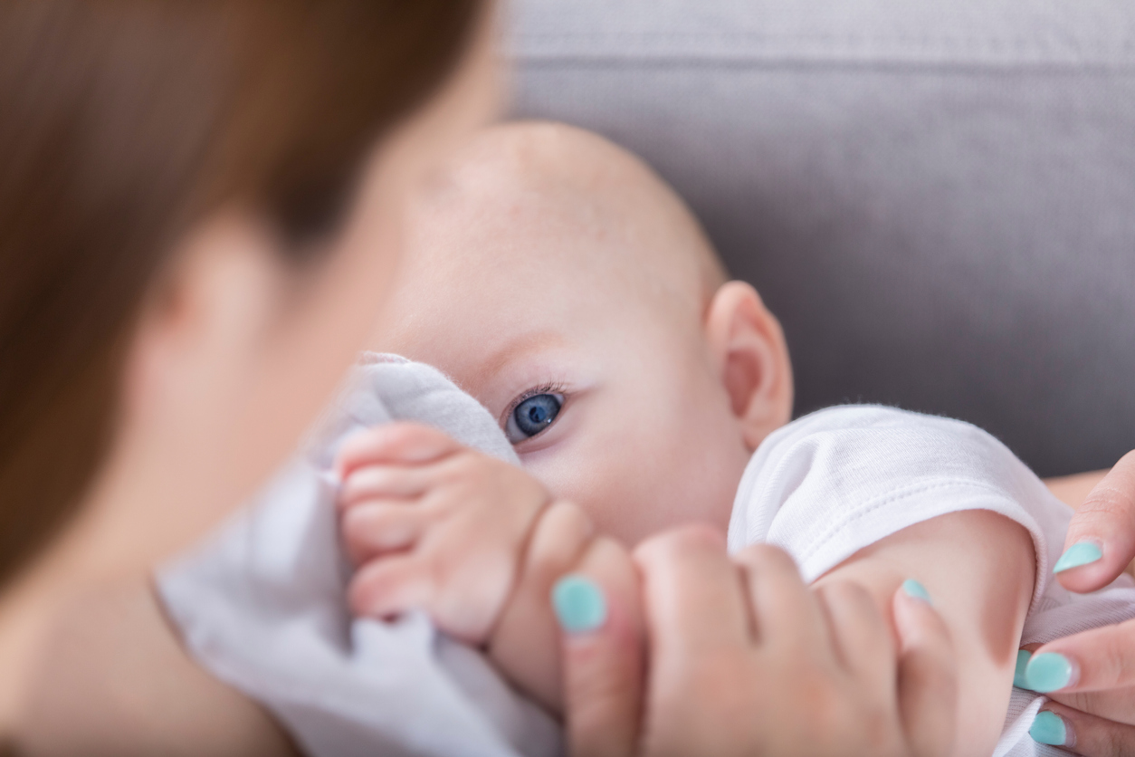 اكتشاف علمي غير مسبوق.. علماء يتوصلون إلى “سر” تحفيز بكاء الرضيع لخروج حليب الأم