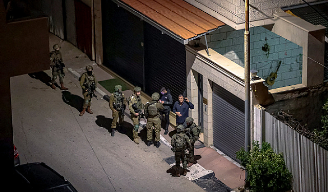 الضفة تحت النار: إعادة اعتقال 12 أسيرا محررا ومستوطنون يقتحمون "قبر يوسف"