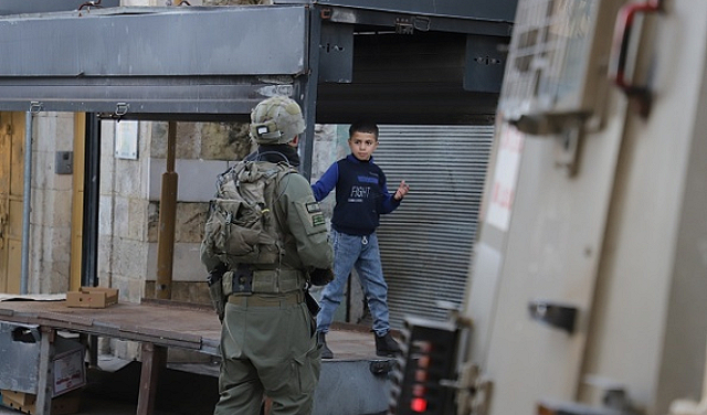 الاحتلال يشن حملة مداهمات واعتقالات بالضفة ويقتحم المنازل