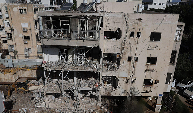 إصابات بهجوم صاروخي على تل أبيب وقتلى بغارات على إيران