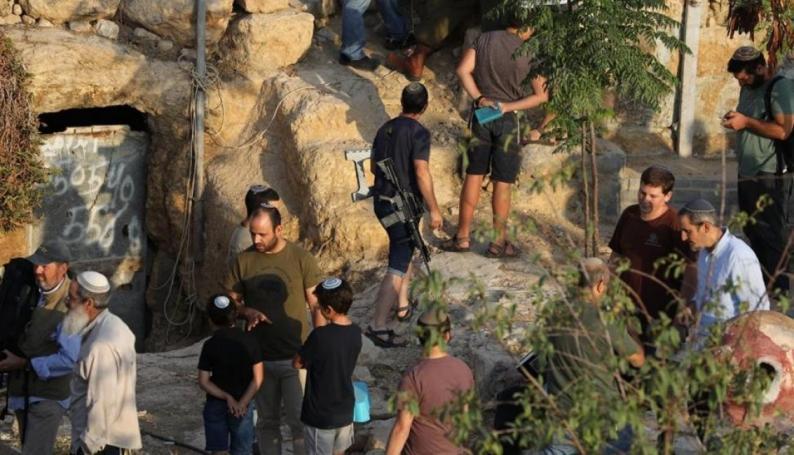 مستوطنون يهاجمون مركبات المواطنين شمال غرب رام الله