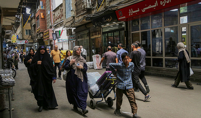 تقرير: واشنطن وتل أبيب تناقشان إمكانية فرض "حصار بريّ" على إيران