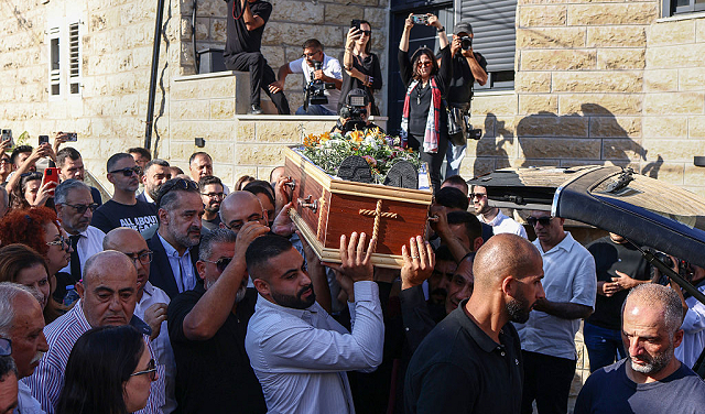 تشييع جثمان الفنان الفلسطيني الكبير سليمان منصور بمسقط رأسه في بيرزيت