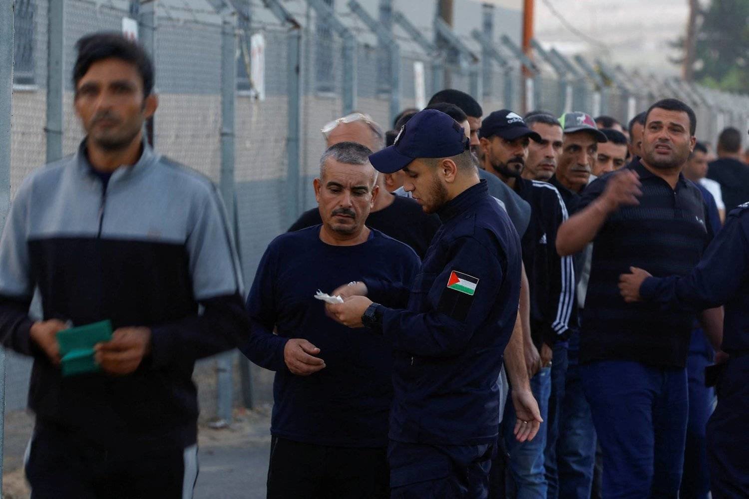 بنك إسرائيل يدعو الحكومة الاسرائيلية إلى إعادة العمال الفلسطينيين