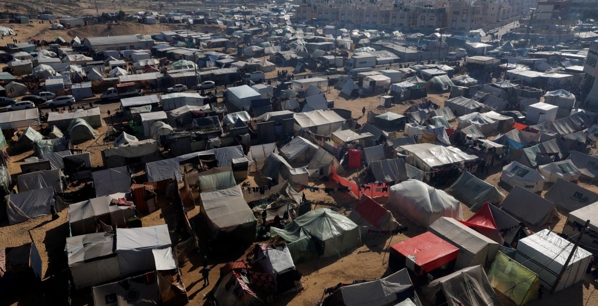 الاحتلال يعتزم نصب 10 آلاف خيمة خلال أسبوعين.. قناة رسمية: سيتم نصبها قرب رفح تمهيداً لاحتياجها برياً 