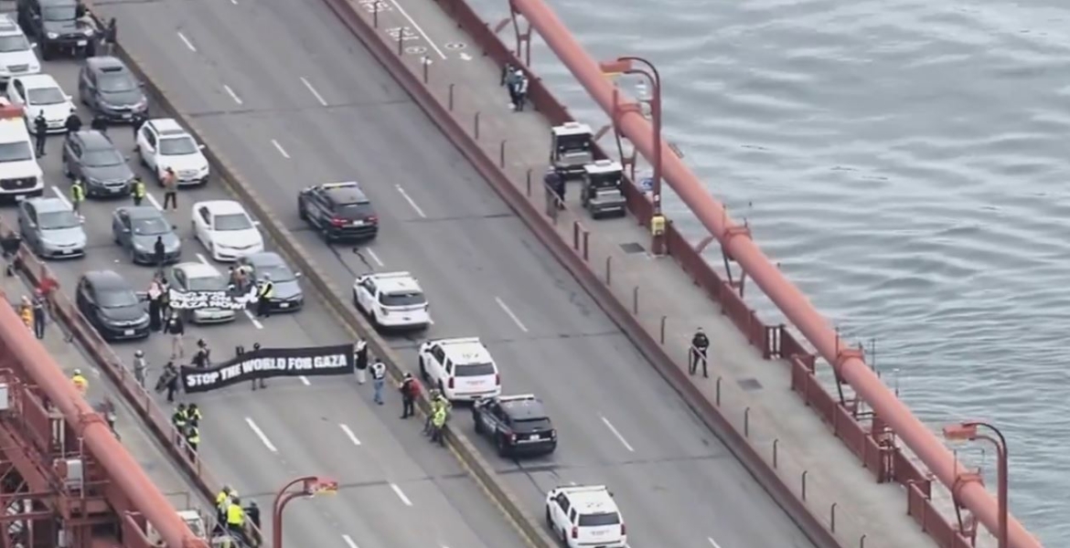 أمريكيون يغلقون أكبر جسر بسان فرانسيسكو احتجاجاً على جرائم الاحتلال بغزة.. شلوا حركة النقل بشكل كامل (فيديو)
