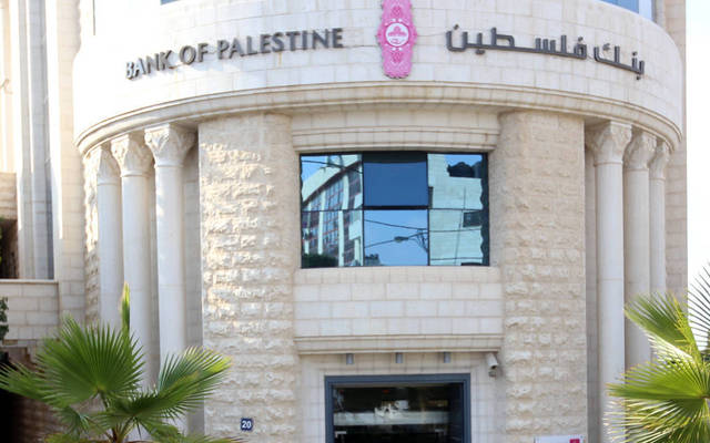 توضيح صادر عن بنك فلسطين بشأن تقرير صحيفة "لوموند" الفرنسية رام الله- في ضوء ما نشرته صحيفة "لوموند" الفرنسية، اليوم السبت، حول طبيعة ما حدث في فروع بنك فلسطين في مدينة غزة، يود البنك أن يوضح للرأي العام الفلسطيني ولمساهميه وعملائه الكرام بعدم دقة الخبر حول حجم الخسائر التي لحقت بفروعه في قطاع غزة. وأوضح البنك انه من المبكر تقييم وتحديد حجم الأضرار والخسائر التي تعرض لها البنك في القطاع. وأشار البنك أنه اتخذ كافة الاحتياطات اللازمة بما يشمل بناء المخصصات لمواجهة أصعب السيناريوهات المحتملة التي تتضمن فقدان