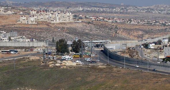 مستثمرون فلسطينيون ينعشون مستوطنة عطروت الصناعية شمال القدس مستوطنة عطروت
