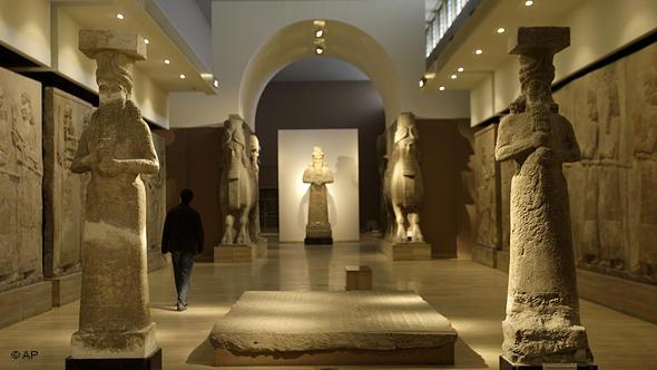 داعش يحطم آثارًا تعود للحقبة الآشورية في العراق داعش يحطم آثارًا تعود للحقبة الآشورية في العراق
