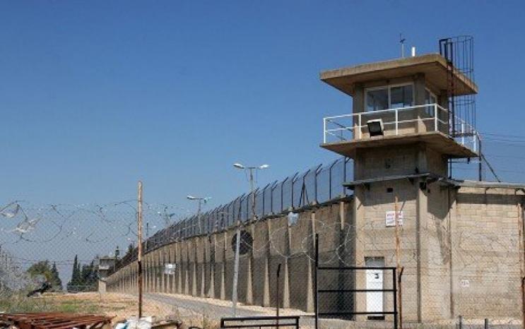 توتر يسود السجون والأسرى يرفضون "الفحص الأمني"